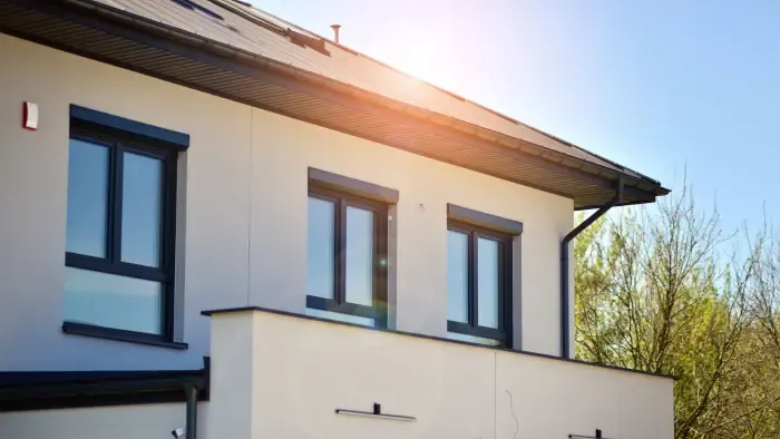 Neue Fenster mit anthrazitfarbenen Rahmen an einem modernen Wohnhaus