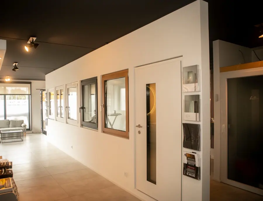 Ausstellung von Bauelemente Ruffing in Ergolding mit verschiedenen Fenstern und einer Haustür